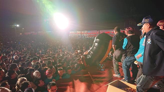 土城正统鹿耳门圣母庙的鞭春牛活动，民眾争相推挤抢春牛，庙方宣布今年活动暂停举办。（本报资料照／程炳璋台南传真）