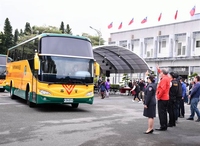 花县府教育处争取专款补助，汰换更新11辆已届法定使用年限的交通车。（花莲县府教育处提供／罗亦晽花莲传真）