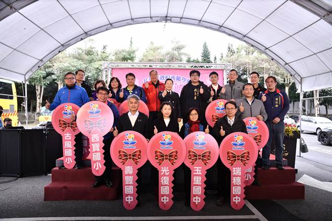 花县长徐榛蔚亲自将车钥匙给11所学校校长。（花莲县府教育处提供／罗亦晽花莲传真）