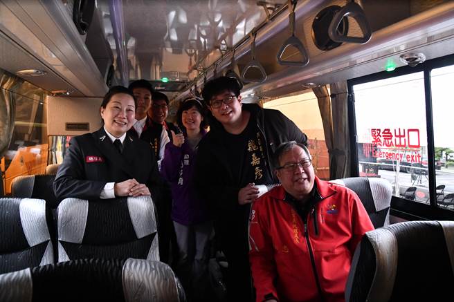 县长徐榛蔚（左1）、教育处代理处长饶忠（右1）、县议员魏嘉彦（右2）等人试乘体验新购的学生交通车及相关设施。（花莲县府教育处提供／罗亦晽花莲传真）