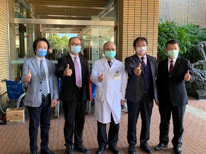 民进党立委邱泰源(右二) (邱泰源办公室提供)