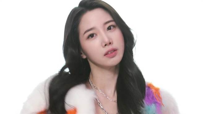 祚弦近日为宣传新歌晒出性感辣照吸引目光。（图／IG@____jjjjohyuns ）