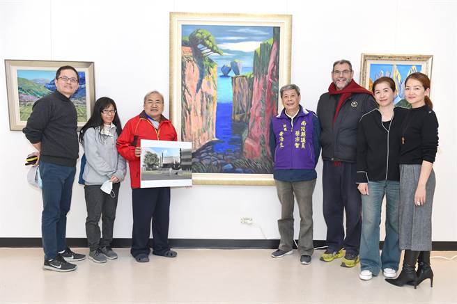 静宜大学西文系副教授沈拉蒙神父《人•地之间》油画个展，传递爱与祝福。（静宜大学提供）