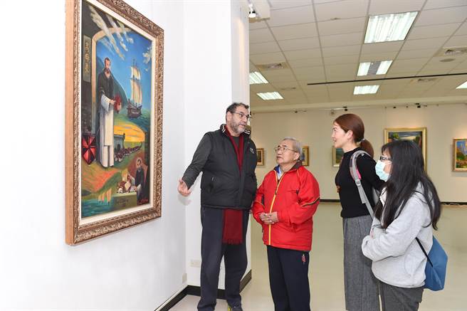 知名艺术家沈拉蒙(Ramon Santacana)，也是静宜大学西班牙籍神父、西文系副教授，即日起至1月26日在南投县政府文化局九九展览室举办《人•地之间》画展。（静宜大学提供）