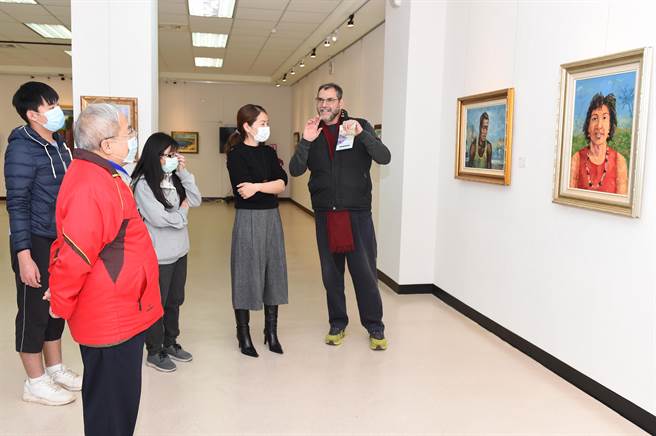 沈拉蒙《人•地之间》画展，以「自然、城镇、美丽、人物」四大主题，展出33幅触动人心的画作，欢迎民眾踊跃参观，感受来自地中海国家的艺术创作魅力。（静宜大学提供）