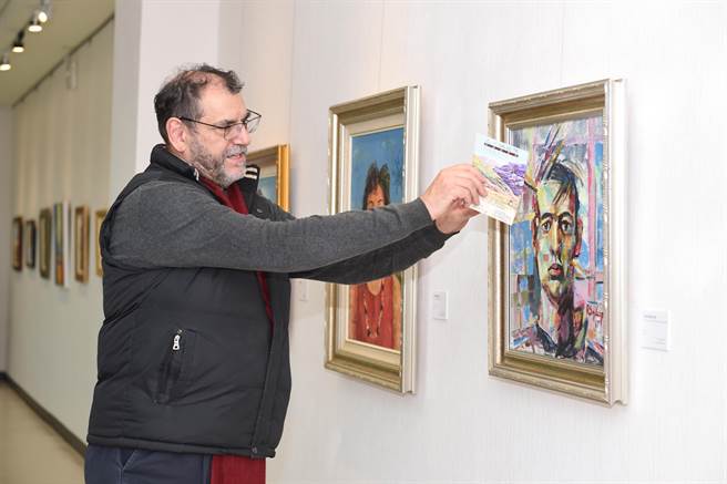 沈拉蒙最擅长「人物肖像」，细腻深刻的画风，不论正面或侧面，甚至东方、西方及非裔的描绘，都能深刻感受到蕴含的丰富情感及对生命的热情。（静宜大学提供）