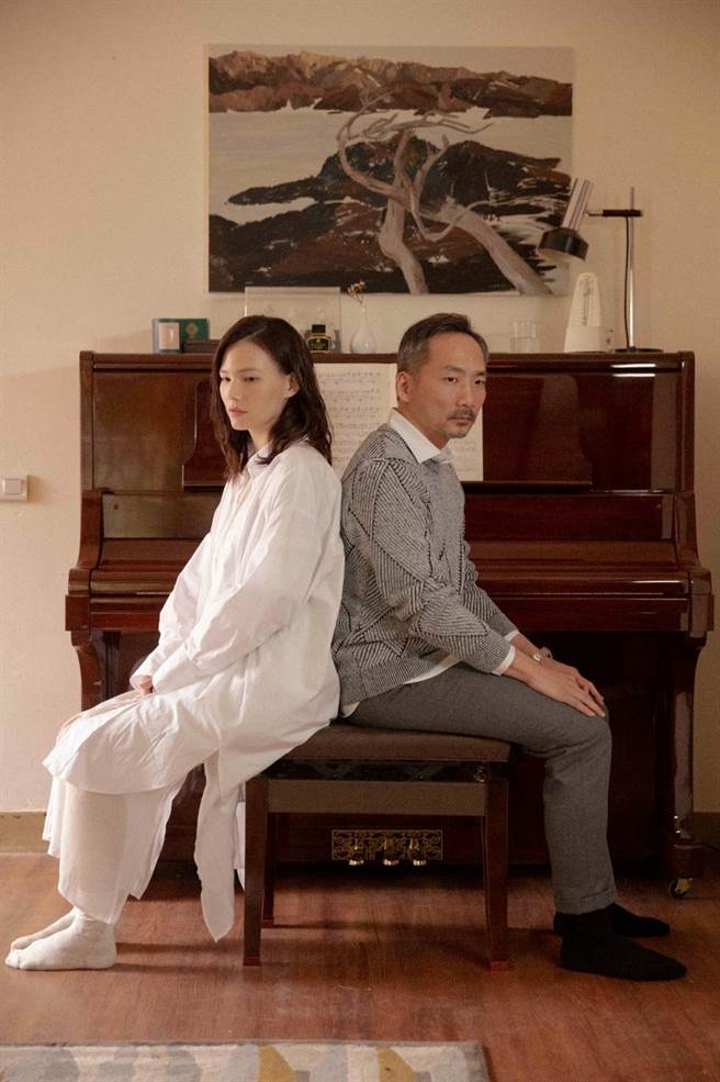 告五人歌曲〈唯一〉MV中，石头和纪培慧饰演一对结缡多年的夫妻。(相信音乐提供)