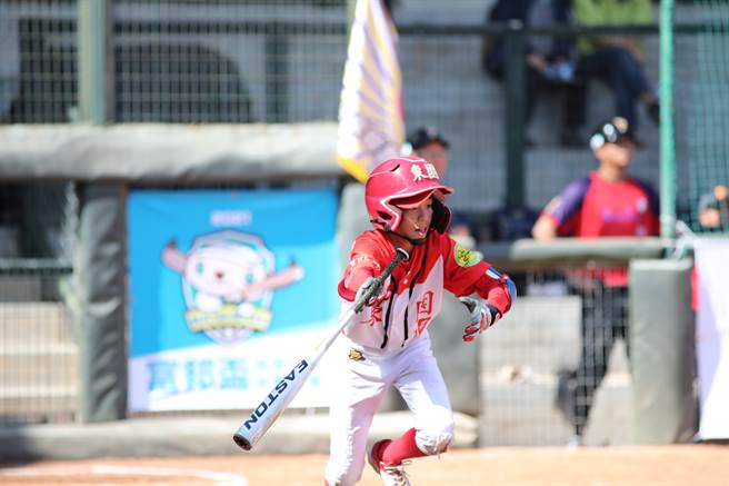 东园国小林柏亨单场4支2，有三垒安打表现。（中华棒协提供）