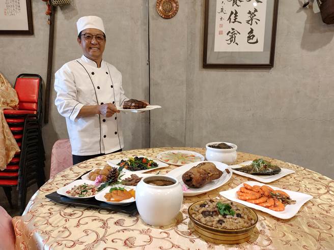 來自彰化縣二水鄉，曾拿下全國大車拼辦桌冠軍的金牌總鋪師沈佑澤，每年都會推出限量百桌的年夜菜，只接受電話預訂，為避免萊豬入菜，推出有來歷證明的東坡肉外，其餘菜色都沒有使用加工製品，保證讓民眾吃得健康，吃得安心。(吳建輝攝)