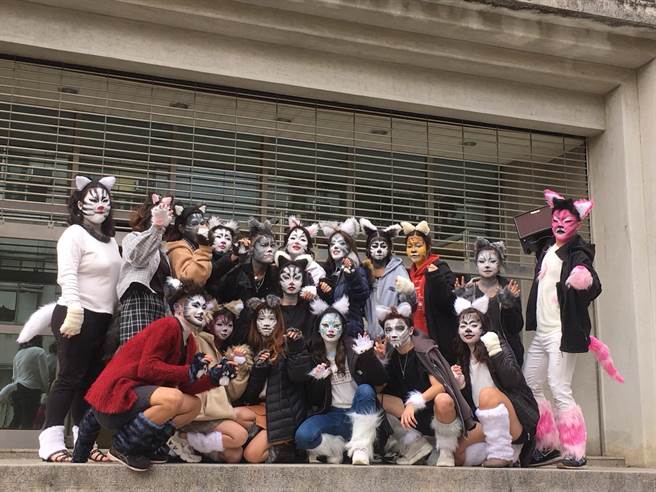 台南长荣女中美容科于期末考举办一场盛大走秀，让学生挑战音乐剧《猫》的特殊妆容。（校方提供／李宜杰台南传真）