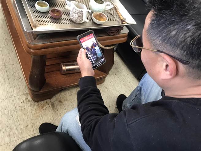 避免疫情升温，派出所布达首创线上直播观礼。(吕筱蝉摄)