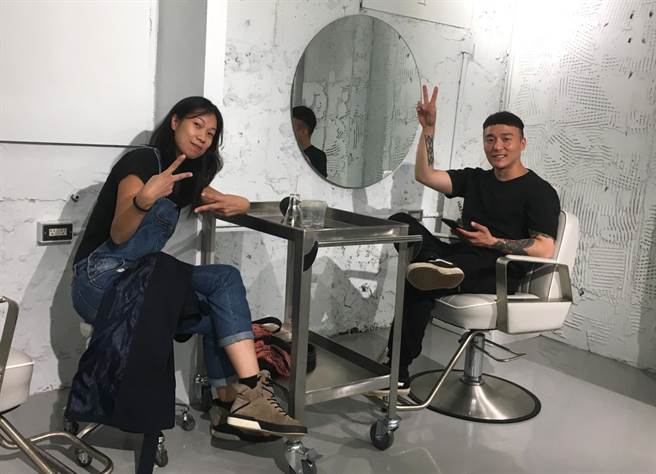 雅维茉芮在一峯的沙龙听DEMO。（独一无二娱乐文化提供）