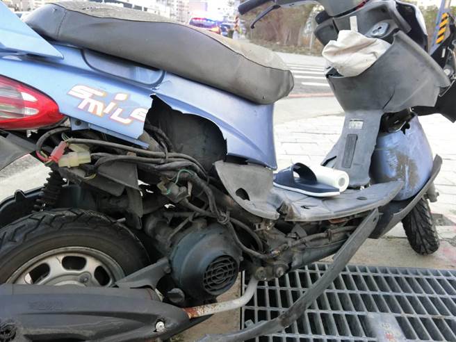 車禍發生後，巫女的重機車右側車身受損。（警方提供／陳世宗台中傳真）