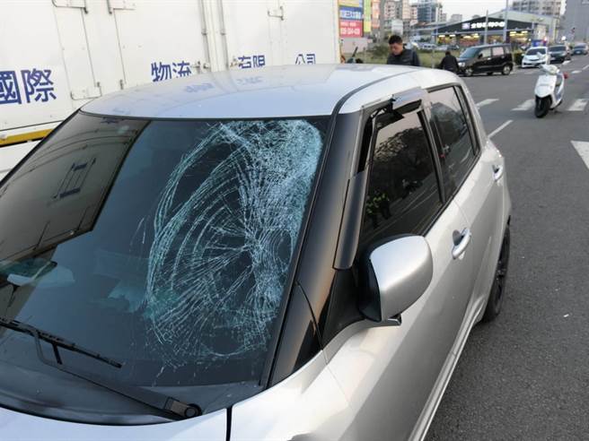 鄭女的自小客車左前車頭受損。（警方提供／陳世宗台中傳真）