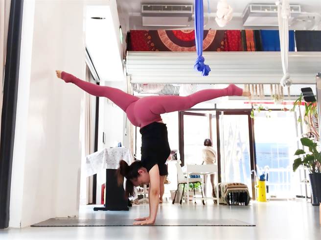 因为永庆房屋「弹性工作八小时」制度，韦盈年下班后最爱到瑜珈教室，放松身心灵。(图/永庆房屋提供)