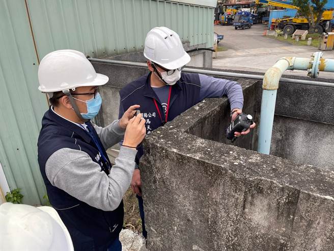 环保局与台铁机务段到机务段附近勘查，并了解当地污泥清运流程。（花莲环保局提供／王志伟摄）