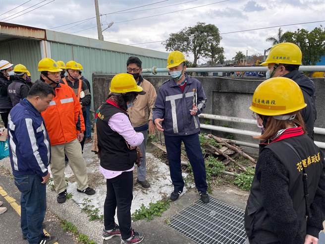 环保局勘查，花莲机务段维修车辆与清洗车辆流程以及设施。（花莲环保局提供／王志伟花莲传真）