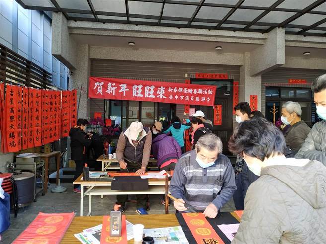 市议员张瀞分20日上午举办新春挥毫赠春联活动，邀请多位书法大师免费帮民眾写春联。（市议员张静芬服务处提供）