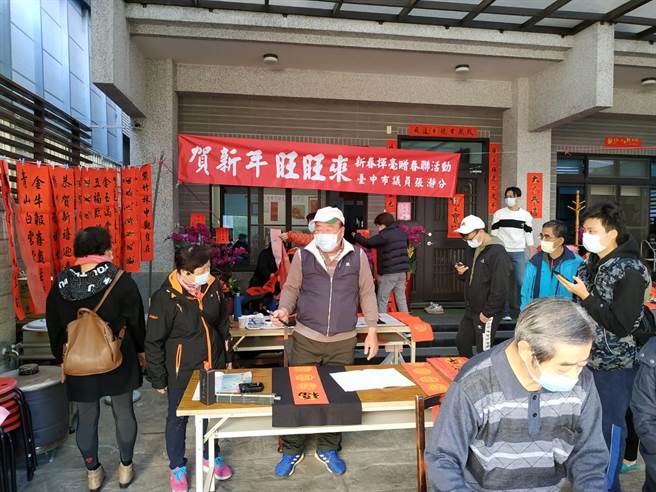 市议员张瀞分20日上午举办新春挥毫赠春联活动，邀请多位书法大师免费帮民眾写春联。（市议员张静芬服务处提供）