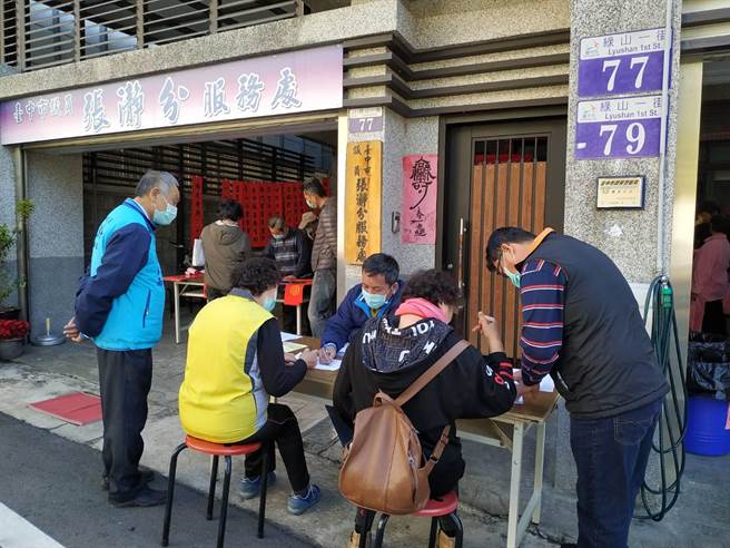 现场也摆设反莱猪公投连署摊位，吸引不少民眾连署顾健康。（市议员张静芬服务处提供）