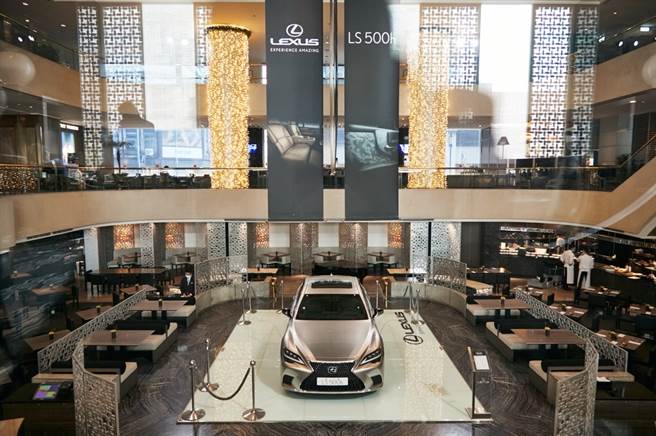 LEXUS与晶华酒店跨联名下午茶，民眾可同时享用午茶并欣赏全新小改款的LS。(图/和泰汽车提供）
