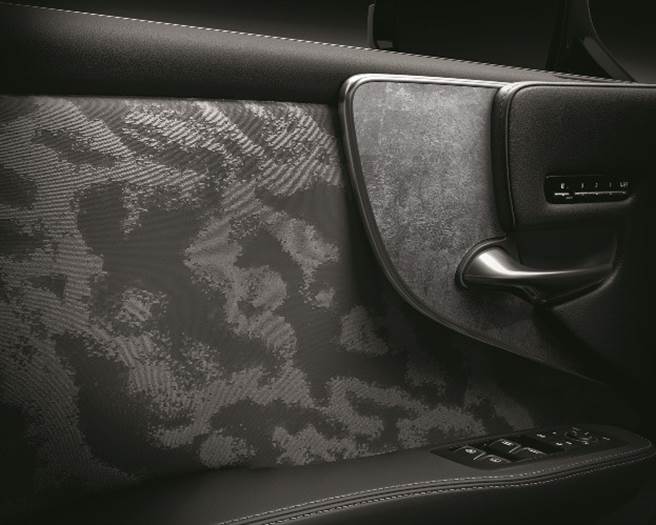 LS将日本京都百年传承工艺-西阵织(Nishijinori)融入门饰板中。(图/和泰汽车提供)