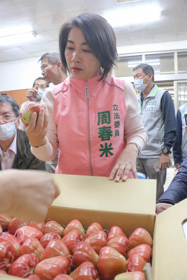 莲雾受到寒害情况不一且受灾面积大，立委周春米力促灾损申报期限能再展延1周，以利果农面对延迟性落果的灾损申报。（周春米提供）