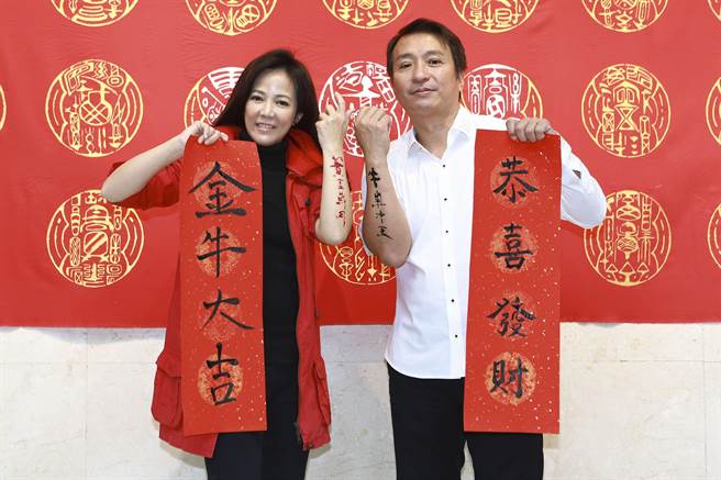 王中平、陈仙梅向书法大师黄明胜学写毛笔。（民视提供）