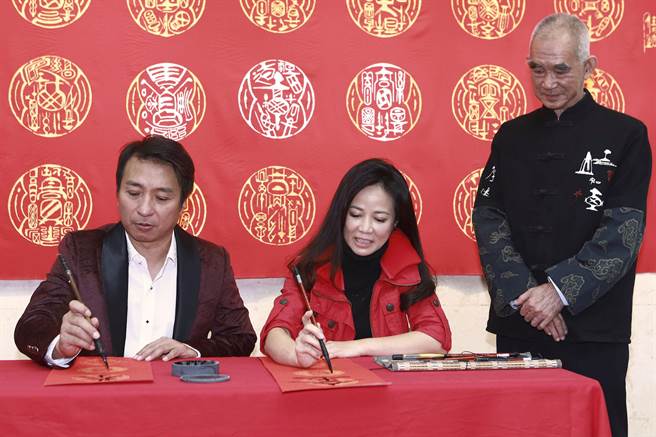 王中平、陈仙梅向书法大师黄明胜学写毛笔。（民视提供）
