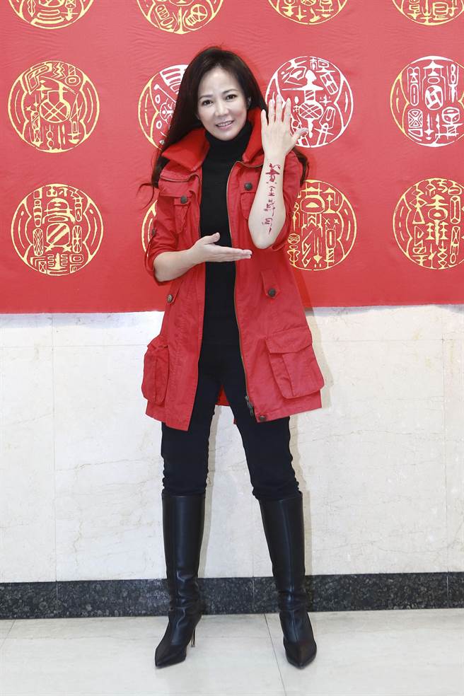 陈仙梅秀出手上大师挥毫。（民视提供）