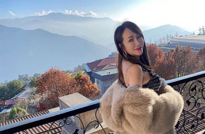 林佩瑶一个转身，让她傲人上围曲线全现形。（图／取材自林佩瑶 Instagram）