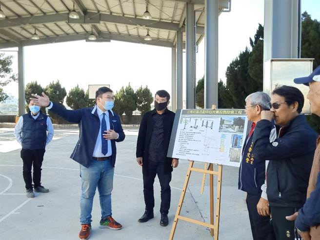 台中市议员施志昌（左一）邀请相关单位会勘大甲江南社区活动中心，争取充实设施设备工程。（王文吉摄）