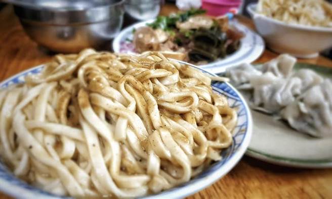 獠次郎》嘉义隐藏美食 老张麵店「食」力强大！（爱传媒提供）