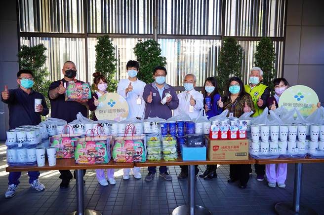 桃园市议员杨家俍与店家业者，20日特地带着鸡排、饮料与物资慰劳连新国际医院医护人员。（联新国际医院提供／吕筱蝉桃园传真）