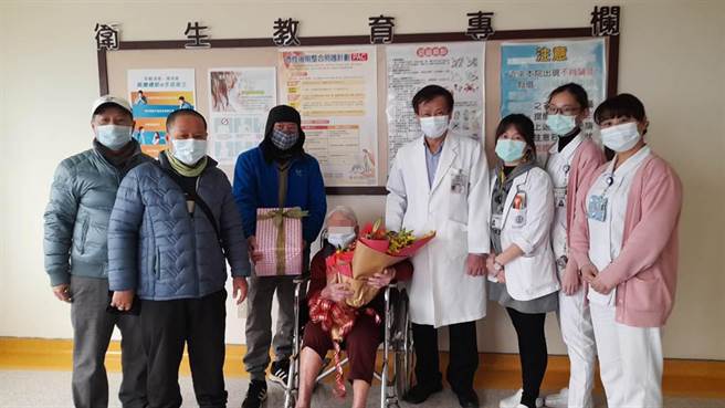 童综合医师黄清顺 (右四)与医护以及患者家人(左一二三)，开心庆祝99岁阿嬷(中)出院。（梧栖童综合提供／陈淑娥台中传真）