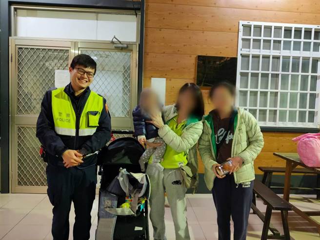 北市李姓民眾一家3口因车祸中止旅程，南庄分驻所员警协助脱困。（头份警分局提供／谢明俊苗栗传真）