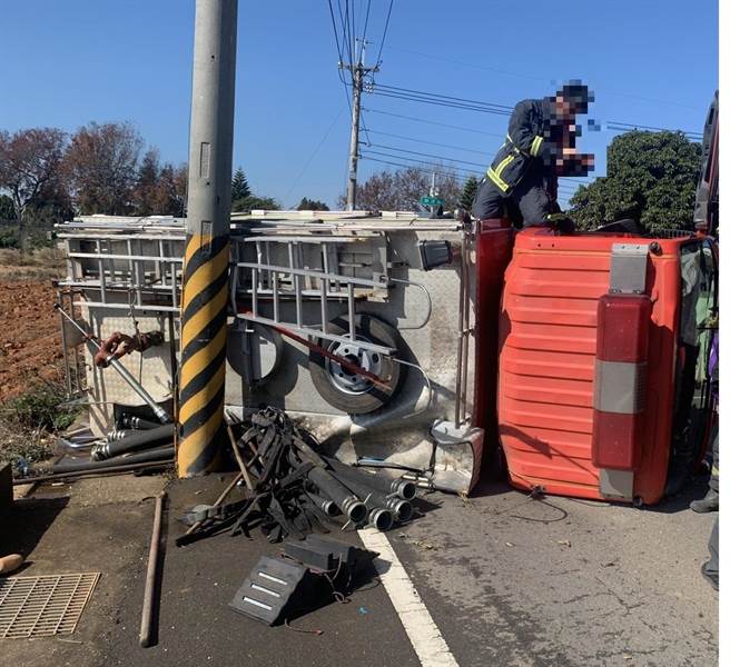 消防局小型水箱车不慎自撞路边电杆致翻车。（民眾提供／陈淑娥台中传真）