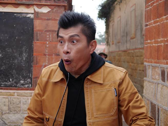 苏炳宪在贺岁片《金不厌诈》饰演礼仪师。（北投映像电影有限公司提供）