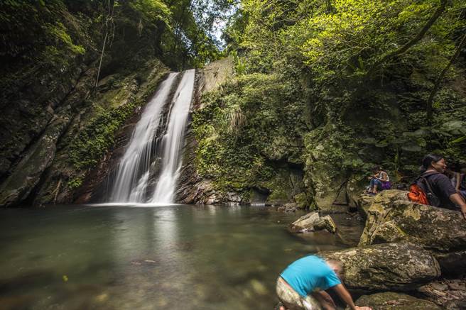 尖石乡玉峰村老鹰溪瀑布，被称为秘境景点，吸引很多游客前来探访。（罗浚滨摄）
