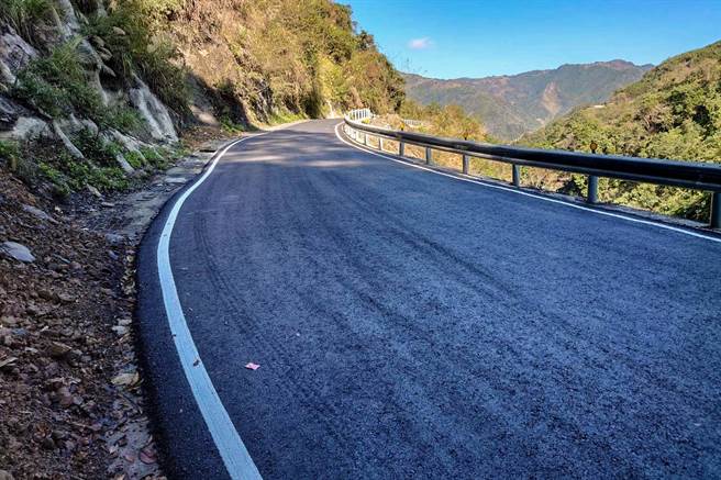 尖石后山3条道路办理改善工程，投入3千3百万余元完成的石磊道路改善工程第二期。（县府提供／罗浚滨新竹传真）