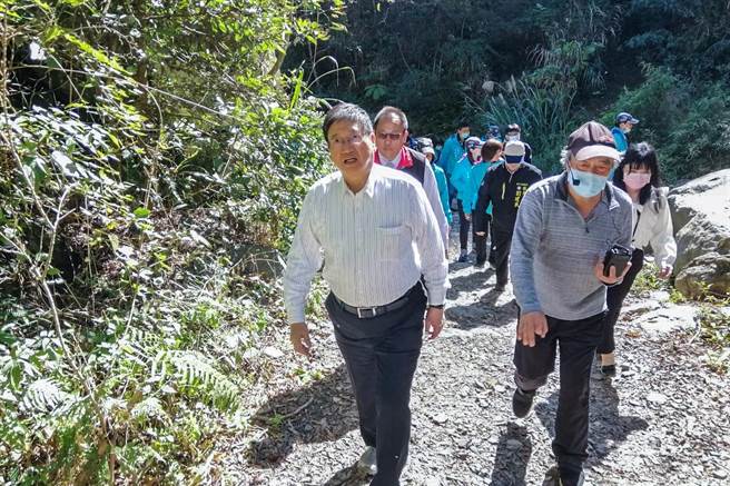县长杨文科（左）视察近年很夯的景点老鹰溪步道。（县府提供／罗浚滨新竹传真）