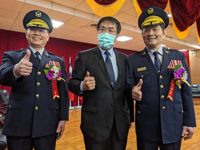 台南市新任警察局長方仰寧（左）義賣親友、部屬送他的蘭花賀禮，募到10萬元捐給家扶興學。（莊曜聰攝）