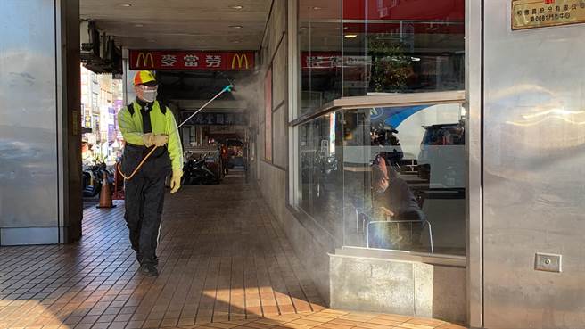 染疫護理師(案863)將新冠肺炎傳染給丈夫(案864)、女兒(案865)，一家3口通通確診，其中染疫的案865曾在16日到過麥當勞三民店，今下午麥當勞也進行全面消毒。（蔡依珍攝）