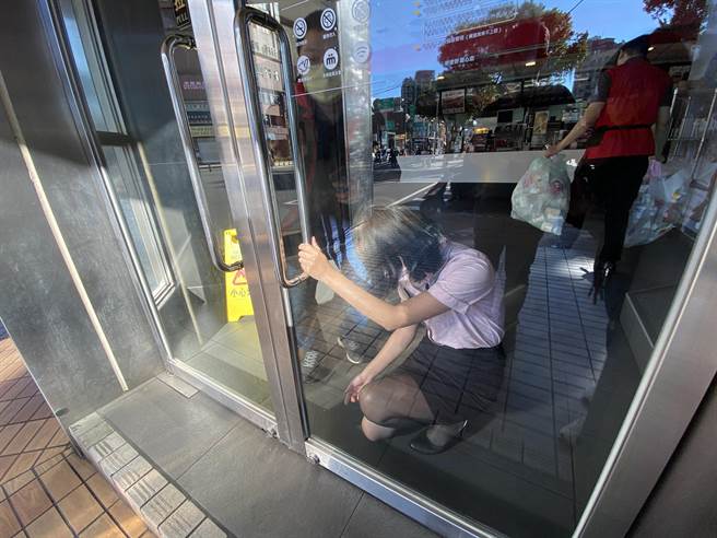 麥當勞鎖門暫停營業。（蔡依珍攝）