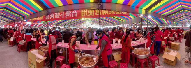 紫南宫元宵呷丁酒照常举行， 但不提供现场热食，改送冷冻调理包带回家。（廖志晃摄）