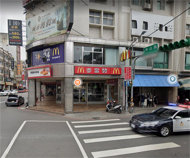 案865曾在16日晚上9点到过麦当劳桃园三民店用餐，对此麦当劳三民店表示，当天有上班的12名员工，将自行健康管理14天，直到31日止。(翻摄自 google map)