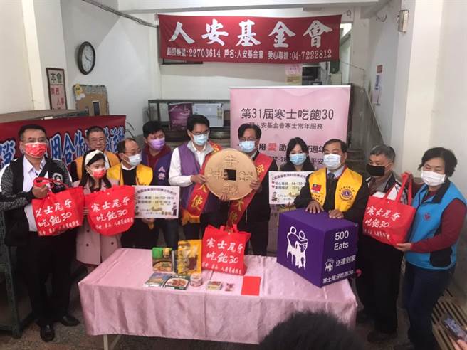 人安．創世．華山基金會策略聯盟「第31屆寒士吃飽30」改為送年菜到家，更號召嘉賓化身外送員，將年菜送到家關懷安寒士，成就寒士「一個人的團圓飯」。今年經費還缺6成，盼外界持續送愛。（吳敏菁攝）