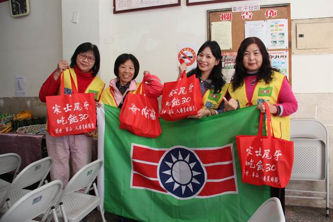 人安．創世．華山基金會策略聯盟「第31屆寒士吃飽30」改為送年菜到家，更號召嘉賓化身外送員，將年菜送到家關懷安寒士，成就寒士「一個人的團圓飯」。今年經費還缺6成，盼外界持續送愛。（吳敏菁攝）