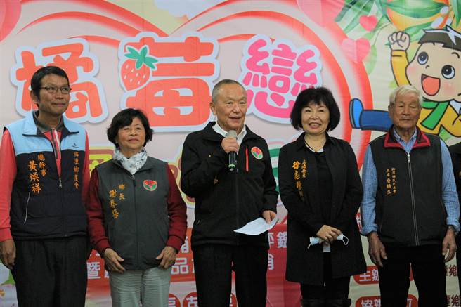 苗栗县长徐耀昌向民眾宣导防疫重要性，指出苗栗县有17人曾与案839护理师一起在某科大上课。（巫静婷摄）