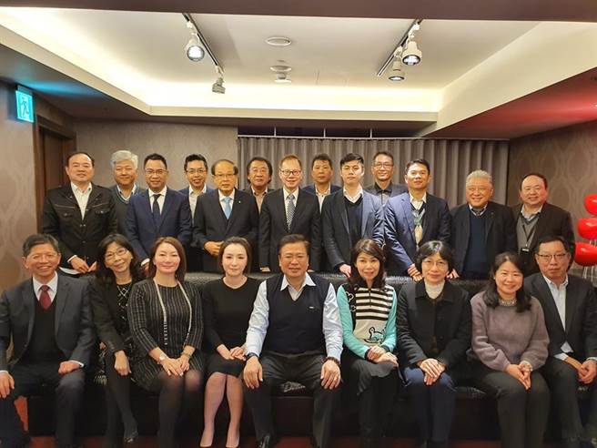 财团法人人寿保险文教基金会董事与董事长许舒博合影。图／寿险文教基金会提供